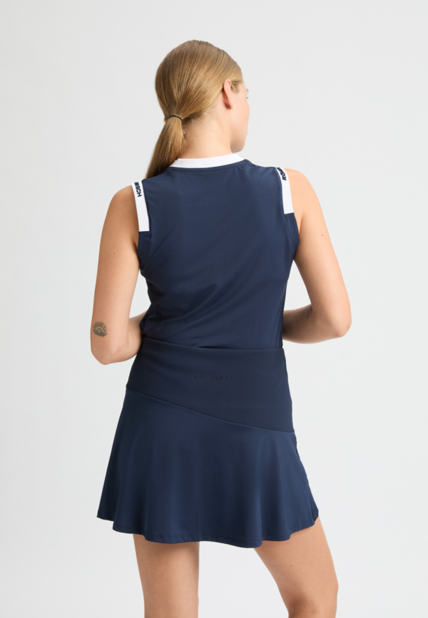 De Abby Sleeveless Top is gemaakt van gerecycled polyester en soepel elastaan met sneldrogende en vochtafvoerende eigenschappen en beschermingsfactor UPF 40+. Ontworpen voor een normale pasvorm en biedt zowel comfort als functionaliteit.